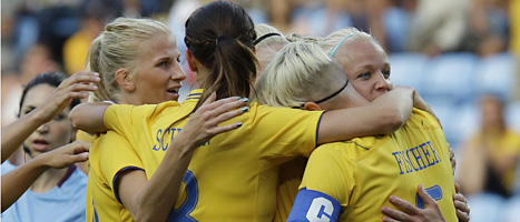 Svenskorna firar ett mål mot Sydafrika. Matchen slutade 4-1 till Sverige. FOTO: Hussein Malla/SCANPIX